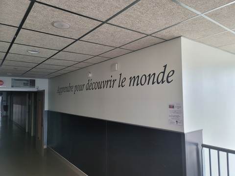 Un couloir du collège